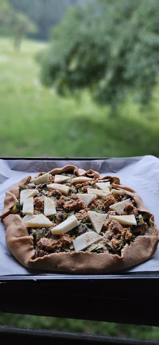  Tarte salée maison - légumes et fromage de brebis du Valais 